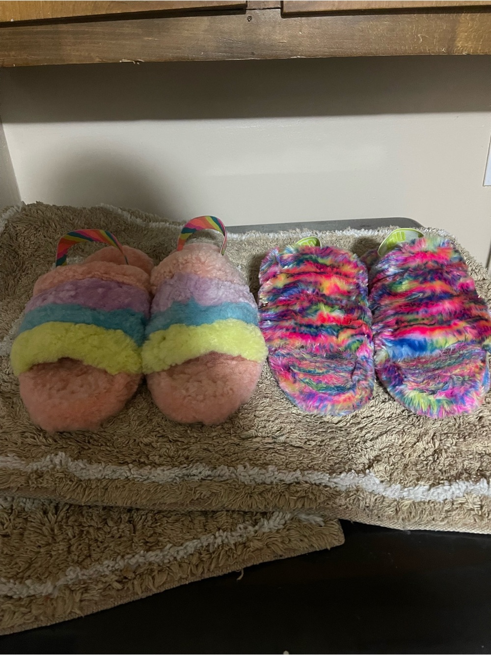 UGG Kids Rainbow Faux-Fur Slide Sandals - Multicolor